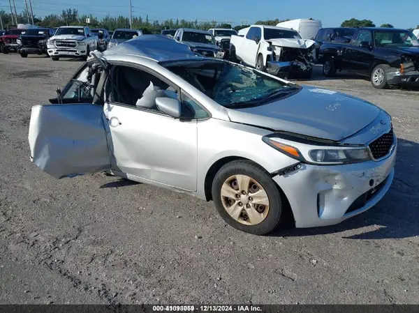 3KPFK4A78JE195491 2018 KIA FORTE - Image 1