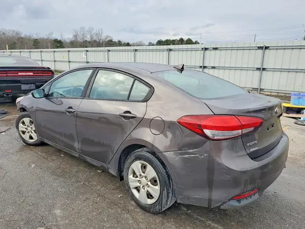 3KPFK4A78JE198682 2018 KIA FORTE - Image 2