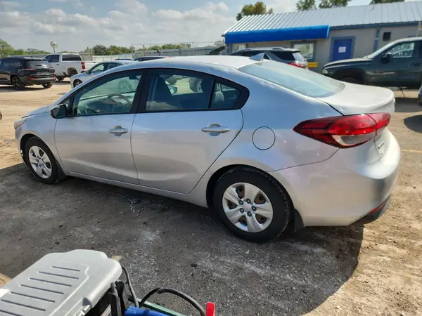 3KPFK4A78JE200172 2018 KIA FORTE - Image 2