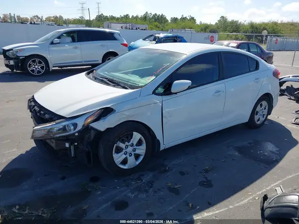 3KPFK4A78JE202875 2018 KIA FORTE - Image 2