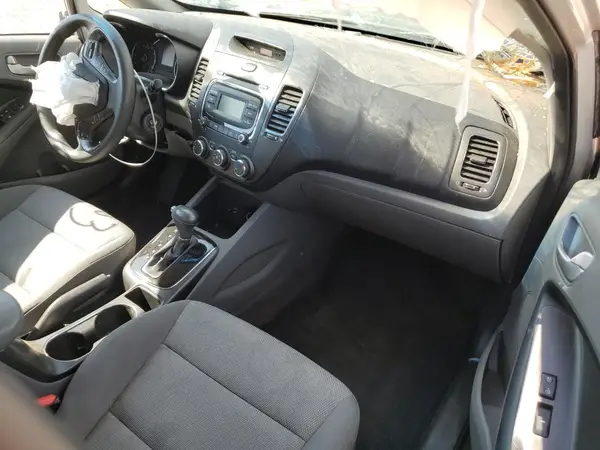 3KPFK4A78JE204786 2018 KIA FORTE - Image 8