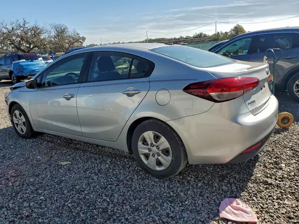 3KPFK4A78JE205453 2018 KIA FORTE - Image 2