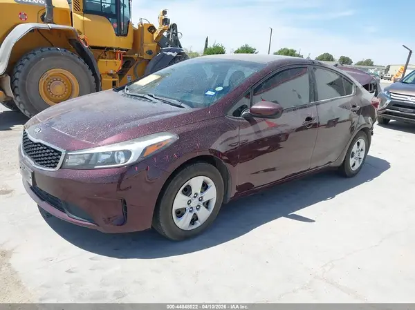 3KPFK4A78JE206537 2018 KIA FORTE - Image 2