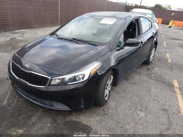 3KPFK4A78JE210233 2018 KIA FORTE - Image 2