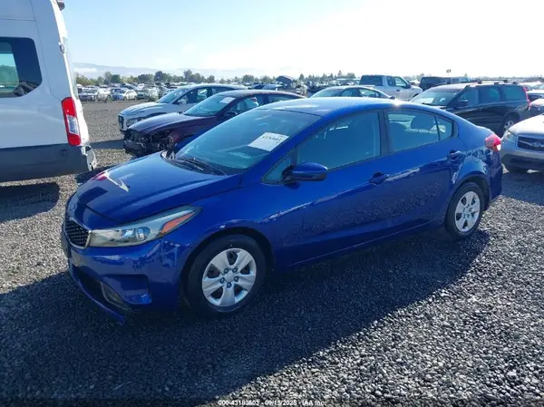 3KPFK4A78JE212127 2018 KIA FORTE - Image 2
