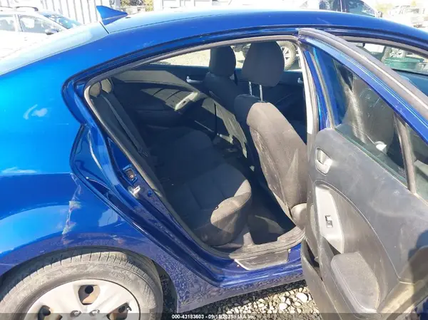 3KPFK4A78JE212127 2018 KIA FORTE - Image 8