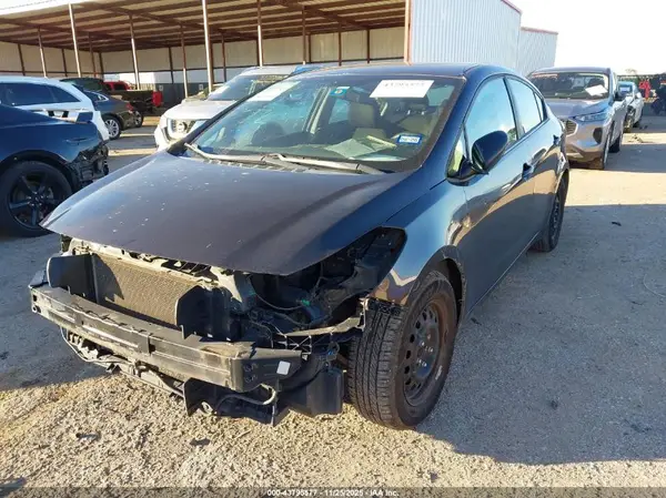 3KPFK4A78JE215979 2018 KIA FORTE - Image 2