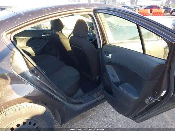 3KPFK4A78JE215979 2018 KIA FORTE - Image 8
