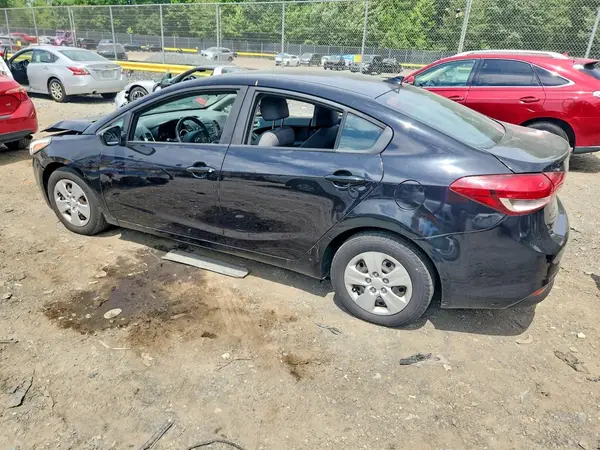 3KPFK4A78JE217957 2018 KIA FORTE - Image 2