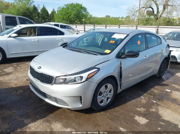 3KPFK4A78JE219210 2018 KIA FORTE - Image 2