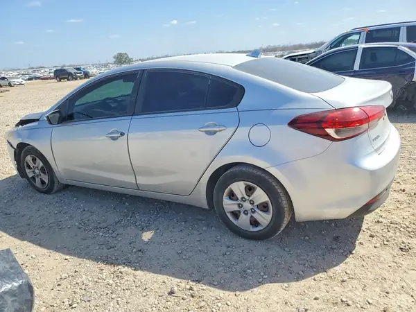 3KPFK4A78JE225265 2018 KIA FORTE - Image 2