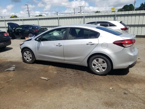 3KPFK4A78JE225590 2018 KIA FORTE - Image 2