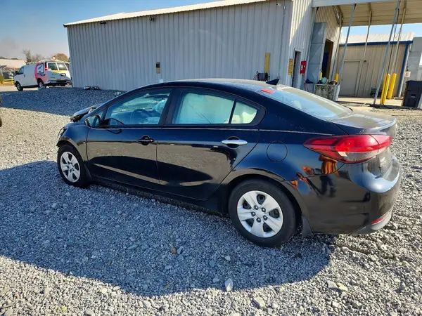 3KPFK4A78JE228165 2018 KIA FORTE - Image 2