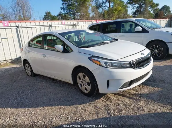 3KPFK4A78JE228473 2018 KIA FORTE - Image 1