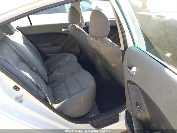 3KPFK4A78JE228473 2018 KIA FORTE - Image 8
