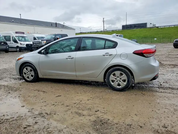 3KPFK4A78JE231082 2018 KIA FORTE - Image 2