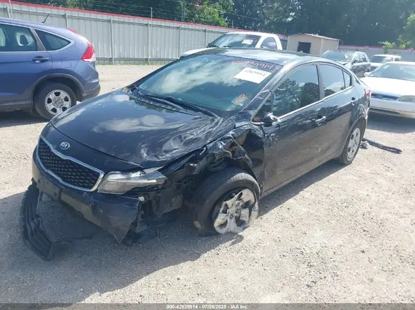 3KPFK4A78JE231857 2018 KIA FORTE - Image 2
