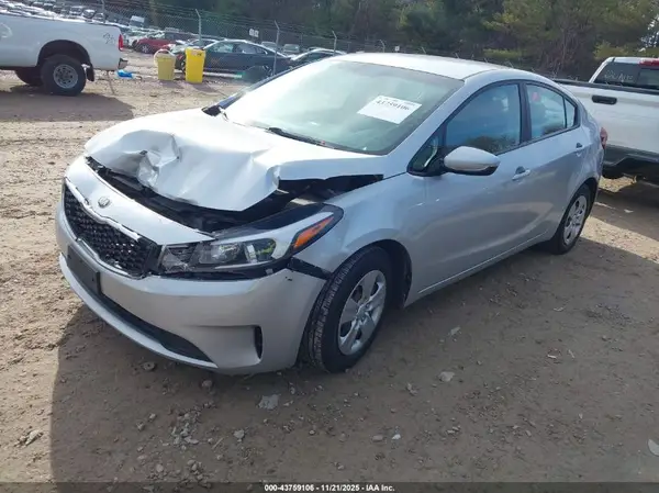 3KPFK4A78JE231941 2018 KIA FORTE - Image 2