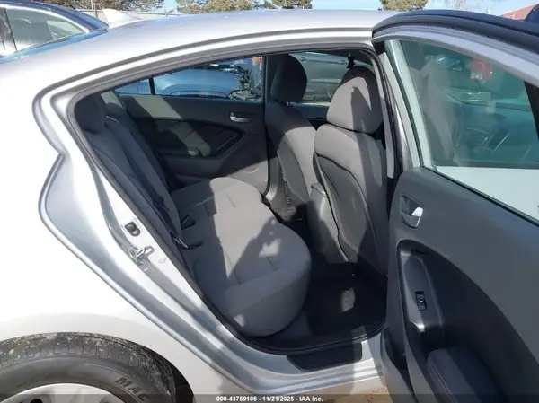 3KPFK4A78JE231941 2018 KIA FORTE - Image 8
