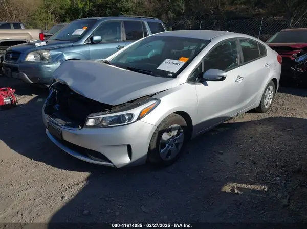 3KPFK4A78JE234645 2018 KIA FORTE - Image 2