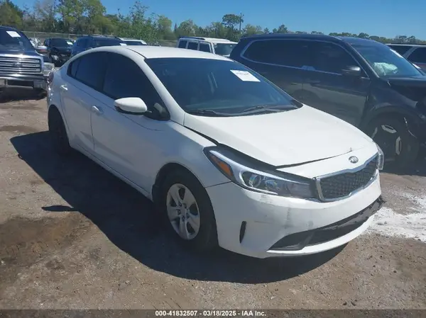 3KPFK4A78JE235892 2018 KIA FORTE - Image 1