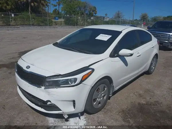 3KPFK4A78JE235892 2018 KIA FORTE - Image 2