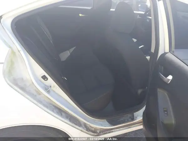3KPFK4A78JE235892 2018 KIA FORTE - Image 8