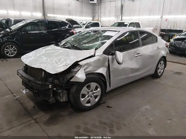 3KPFK4A78JE236590 2018 KIA FORTE - Image 2