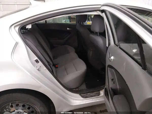 3KPFK4A78JE236590 2018 KIA FORTE - Image 8