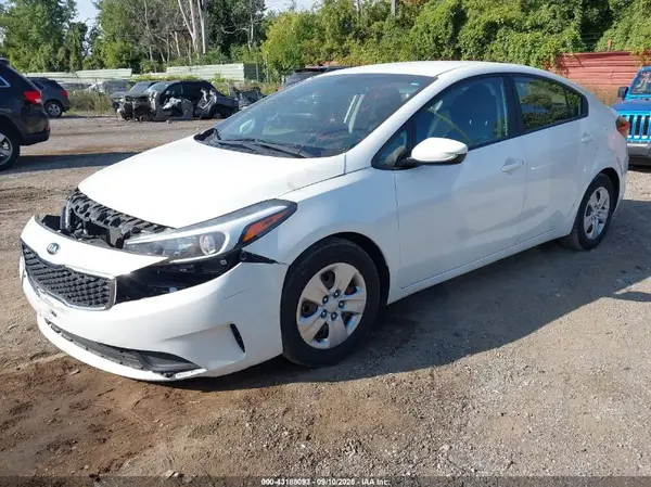 3KPFK4A78JE238551 2018 KIA FORTE - Image 2