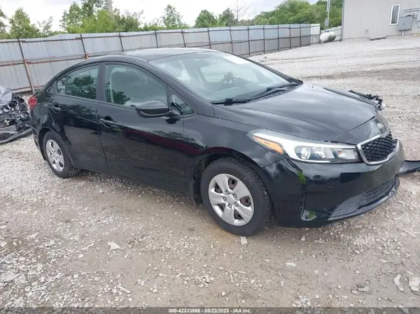 3KPFK4A78JE239165 2018 KIA FORTE - Image 1