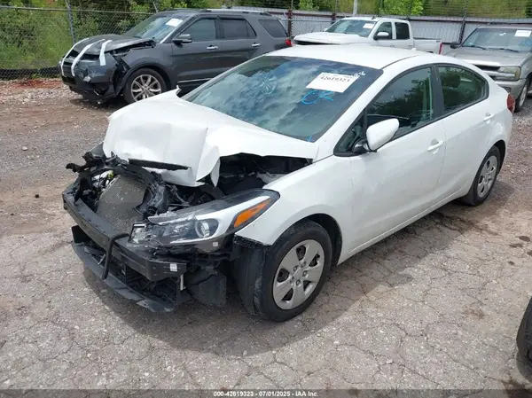 3KPFK4A78JE243488 2018 KIA FORTE - Image 2