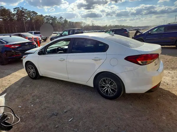 3KPFK4A78JE244351 2018 KIA FORTE - Image 2