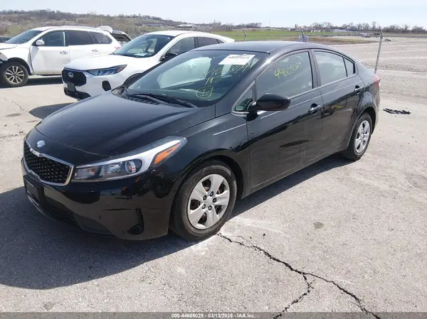 3KPFK4A78JE256581 2018 KIA FORTE - Image 2