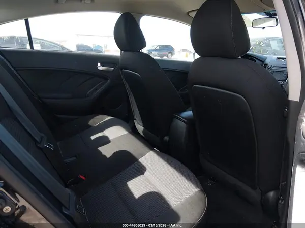 3KPFK4A78JE256581 2018 KIA FORTE - Image 8