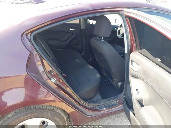 3KPFK4A78JE258296 2018 KIA FORTE - Image 8