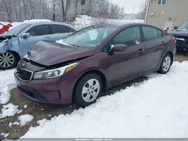 3KPFK4A78JE258914 2018 KIA FORTE - Image 2