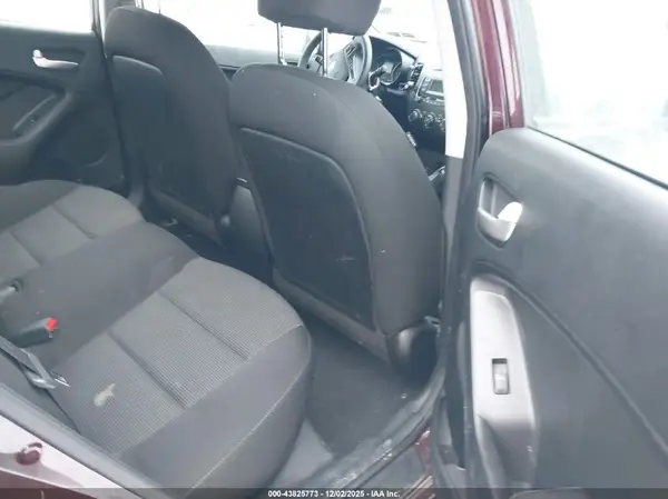 3KPFK4A78JE258914 2018 KIA FORTE - Image 8