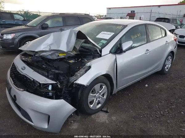 3KPFK4A78JE259027 2018 KIA FORTE - Image 2