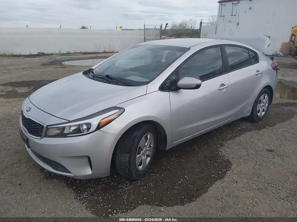 3KPFK4A78JE259979 2018 KIA FORTE - Image 2