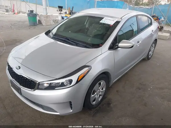 3KPFK4A78JE263448 2018 KIA FORTE - Image 2