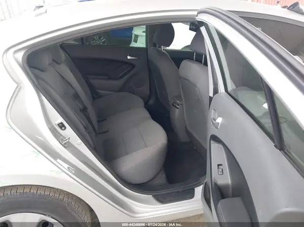 3KPFK4A78JE263448 2018 KIA FORTE - Image 8