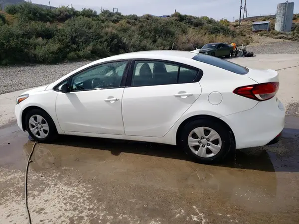 3KPFK4A78JE273266 2018 KIA FORTE - Image 2