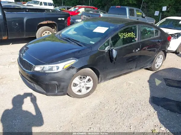 3KPFK4A78JE273638 2018 KIA FORTE - Image 2