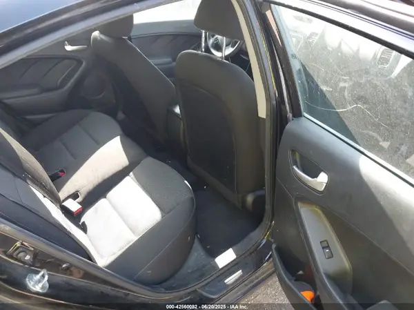 3KPFK4A78JE273638 2018 KIA FORTE - Image 8