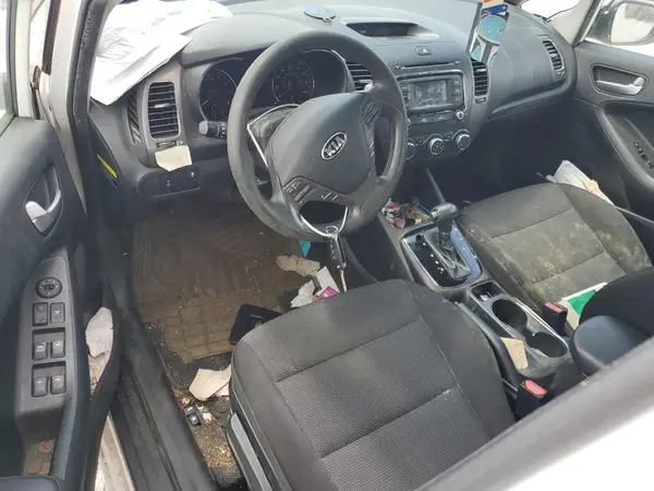 3KPFK4A78JE275048 2018 KIA FORTE - Image 8