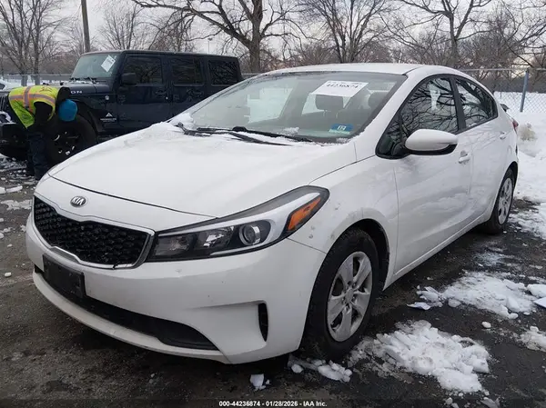 3KPFK4A78JE275454 2018 KIA FORTE - Image 2