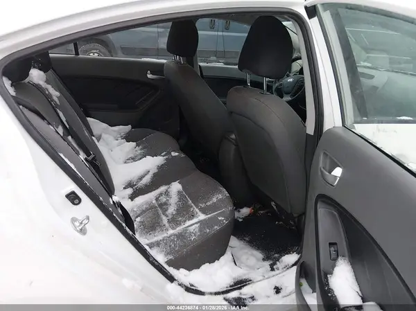 3KPFK4A78JE275454 2018 KIA FORTE - Image 8