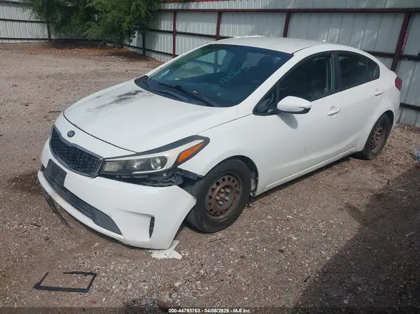 3KPFK4A78JE275826 2018 KIA FORTE - Image 2