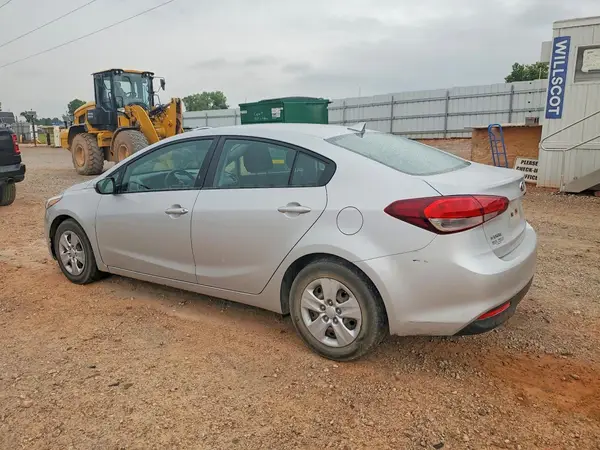 3KPFK4A78JE276541 2018 KIA FORTE - Image 2